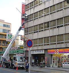 東京都荒川区の大型屋外看板工事の注意点について